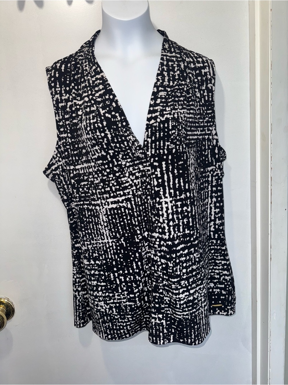 Calvin Klein Black and White Sleeveless V-Neck Printed Camisole